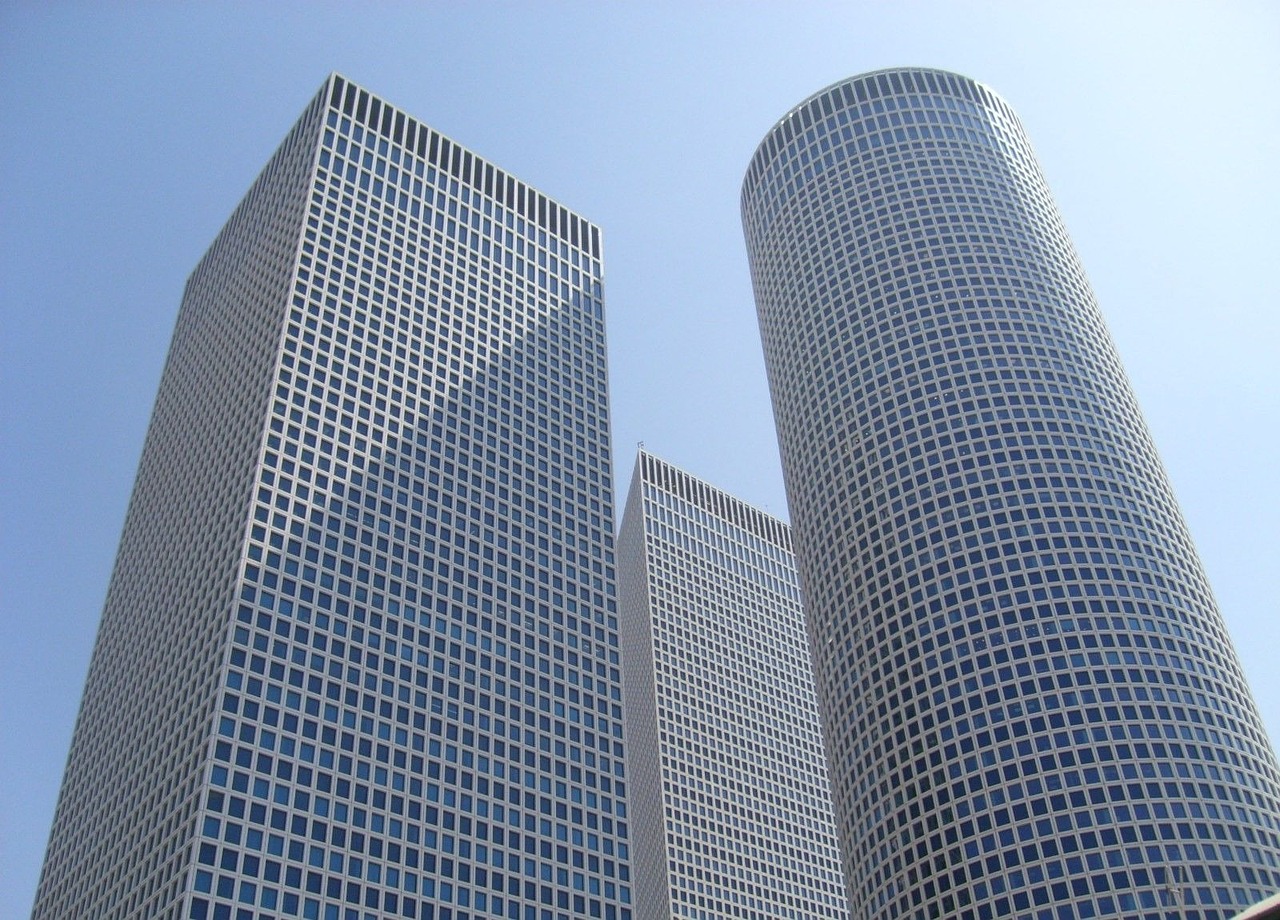 תמונה של בניין משרדים המשתמש ב- ממוצרי פרסום לעסקים בתל אביב