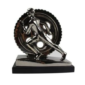 פסל אדם דוחף גלגל