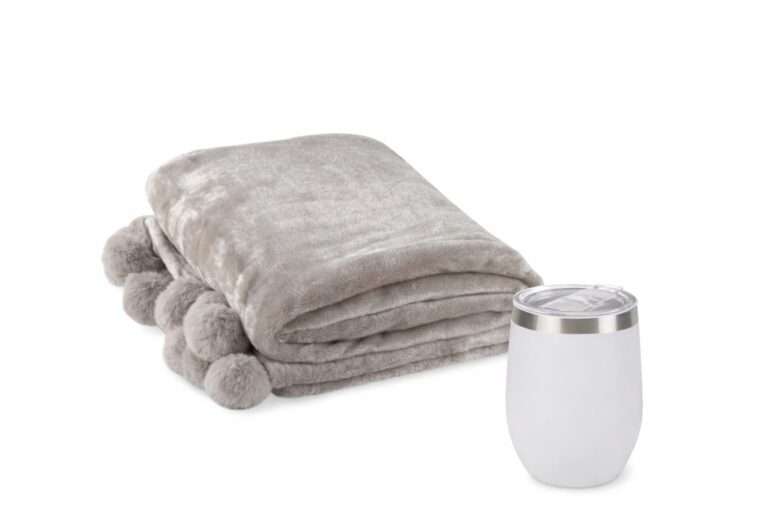 מארז שמיכת קורל פליז, מארז כולל: שמיכת קורל פליז עם פומפונים במידה: 170x130 ס"מ וכוס תרמית מנירוסטה