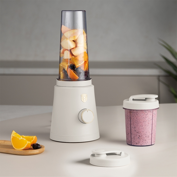 בלנדר Take Away להכנת שייקים, עשוי שילוב של נירוסטה ופלסטיק איכותי בגימור יוקרתי, המגיע במבחר צבעים: שחור, לבן, כחול כהה ואפור.