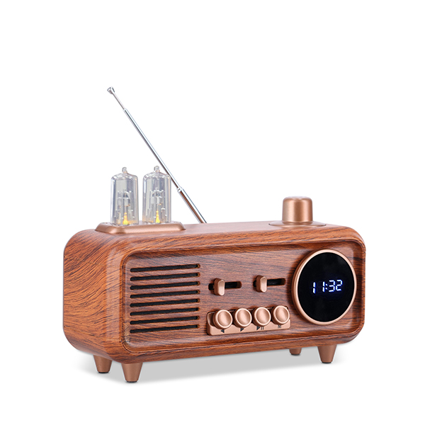 רמקול BT רטרו עם שעון דיגיטלי ושפופרות. רמקול בעיצוב וינטג' ייחודי הכולל שעון דיגיטלי ושפופרות מוארות, המעניק מגע יוקרתי לכל שולחן עבודה או בית.