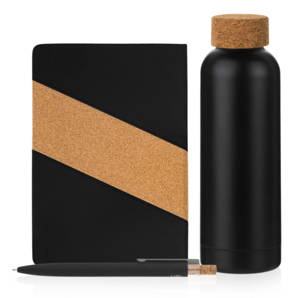 סט מתנה אקולוגי מפואר. הסט כולל: בקבוק תרמי שחור, מחברת דמוי עור ועט מתכת משולבים עם שעם ארוז במארז קראפט.